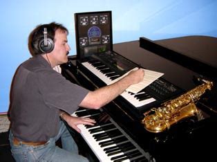 danhiggins.net: Music, including downloadable solo transcriptions .